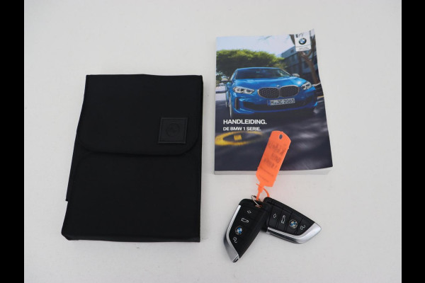 BMW 1-serie 118i Executive | Sport Line | Carplay | Sportstoelen | Full LED | Live Cockpit | Navigatie | Climate control | Parkeerhulp | Cruise control