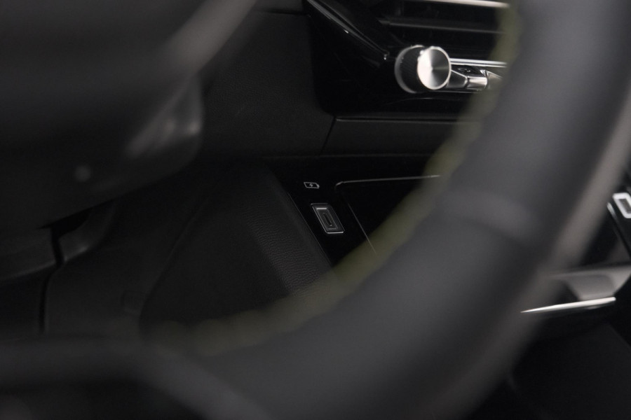 Peugeot 208 PureTech 100 GT Dark Edition | Camera | Navigatie | Apple Carplay | Parkeersensoren