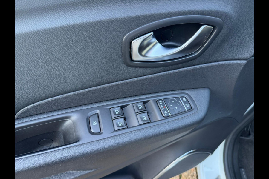 Renault Captur TCe 150 EDC Version S Trekhaak / Alcantara bekleding / Navi / P-sensor + camera / Full LED