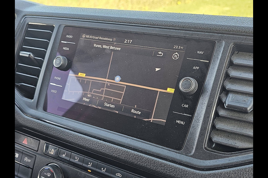 Volkswagen Crafter 35 2.0 TDI L3H2 LED Navi Standkachel Trekhaak PDC Cruise Stoelverwarming Apple Carplay Euro6 140 PK!