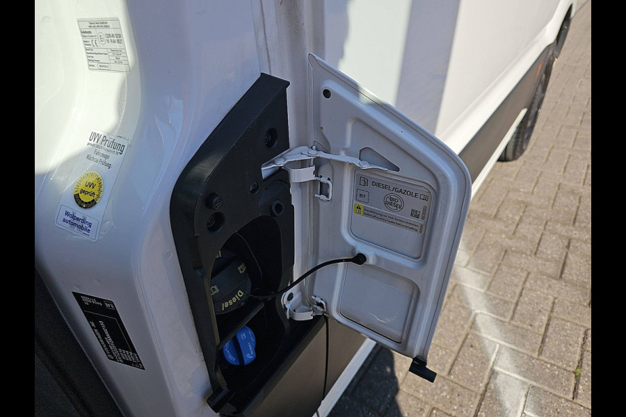 Volkswagen Crafter 35 2.0 TDI L3H2 LED Navi Standkachel Trekhaak PDC Cruise Stoelverwarming Apple Carplay Euro6 140 PK!