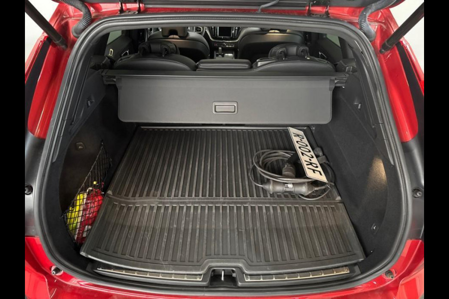 Volvo XC60 2.0 Recharge T6 AWD R-Design Pano H/K HUD Trekh.