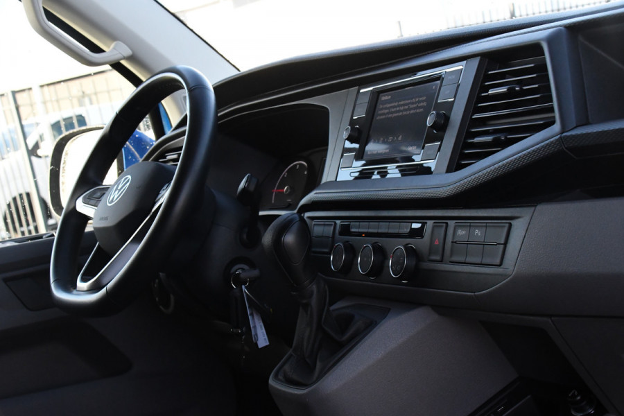 Volkswagen Transporter 2.0 TDI L2H1 Bulli Edition Adaptieve Cruise, Camera, Carplay, LED, Stoelverwarming, Trekhaak, Multimedia, 150pk, Automaat, Standkachel, Uniek!