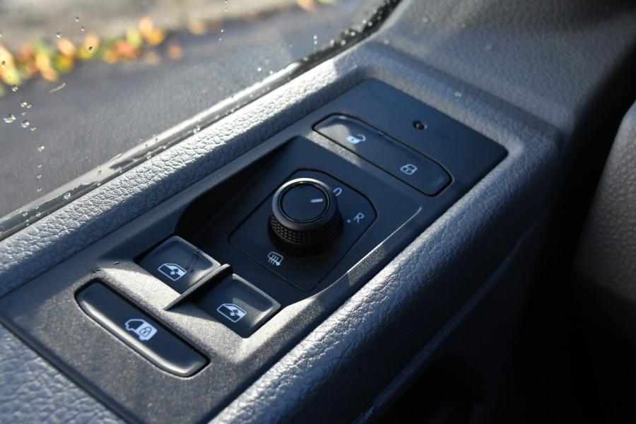 Volkswagen Transporter 2.0 TDI L2H1 Bulli Edition Adaptieve Cruise, Camera, Carplay, LED, Stoelverwarming, Trekhaak, Multimedia, 150pk, Automaat, Standkachel, Uniek!