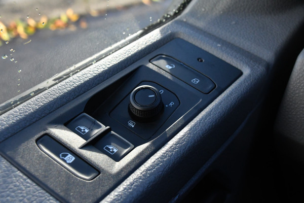 Volkswagen Transporter 2.0 TDI L2H1 Bulli Edition Adaptieve Cruise, Camera, Carplay, LED, Stoelverwarming, Trekhaak, Multimedia, 150pk, Automaat, Standkachel, Uniek!