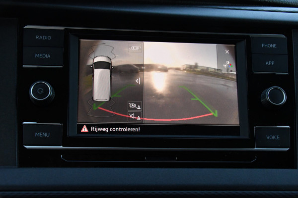 Volkswagen Transporter 2.0 TDI L2H1 Bulli Edition Adaptieve Cruise, Camera, Carplay, LED, Stoelverwarming, Trekhaak, Multimedia, 150pk, Automaat, Standkachel, Uniek!