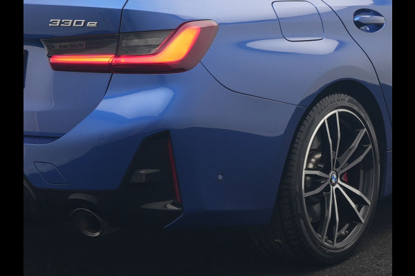 BMW 3 Serie Touring 330e M Sport Pro Plug In Hybrid 292pk Dealer O.H. PHEV | Widescreen Navi | Trekhaak Af Fabriek | Panodak | Adaptive Cruise | Camera |  Alcantara Sportstoelen Memory & Verwarmd | Sfeerverlichting | Apple Carplay | Stuur Verwarmd | Navigatie |