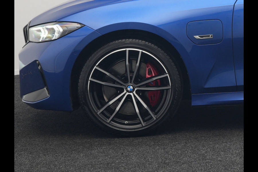 BMW 3 Serie Touring 330e M Sport Pro Plug In Hybrid 292pk Dealer O.H. PHEV | Widescreen Navi | Trekhaak Af Fabriek | Panodak | Adaptive Cruise | Camera |  Alcantara Sportstoelen Memory & Verwarmd | Sfeerverlichting | Apple Carplay | Stuur Verwarmd | Navigatie |