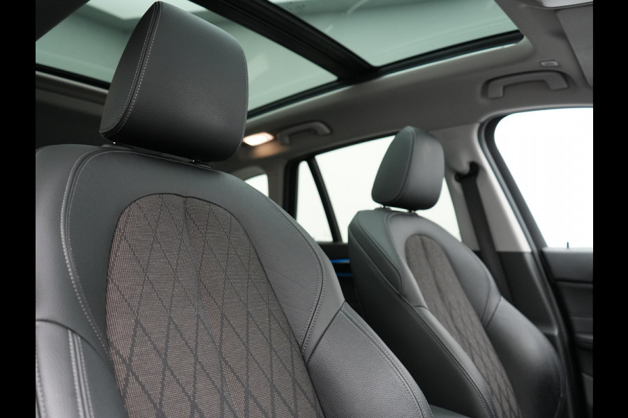 BMW X1 xDrive25e Sportline Plug In Hybrid 222pk Dealer O.H. PHEV | Trekhaak Afn. | Panodak | Head Up | Lederen Sportstoelen Verwarmd | LED Koplampen | Sfeerverlichting | Navigatie | Cruise Control | DAB |