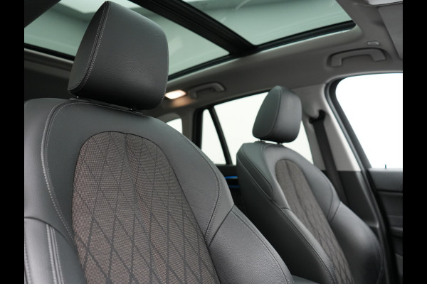 BMW X1 xDrive25e Sportline Plug In Hybrid 222pk Dealer O.H. PHEV | Trekhaak Afn. | Panodak | Head Up | Lederen Sportstoelen Verwarmd | LED Koplampen | Sfeerverlichting | Navigatie | Cruise Control | DAB |