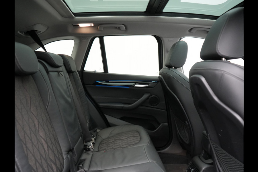 BMW X1 xDrive25e Sportline Plug In Hybrid 222pk Dealer O.H. PHEV | Trekhaak Afn. | Panodak | Head Up | Lederen Sportstoelen Verwarmd | LED Koplampen | Sfeerverlichting | Navigatie | Cruise Control | DAB |