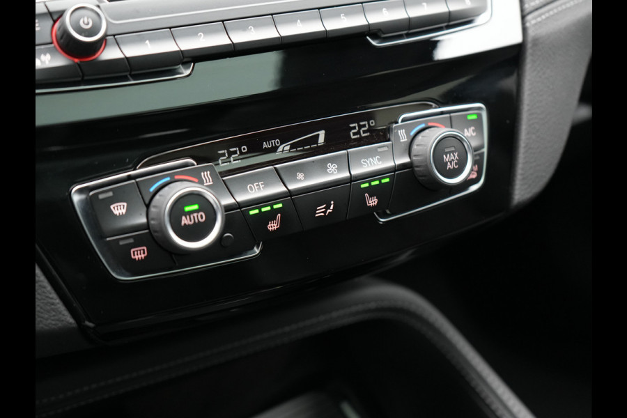 BMW X1 xDrive25e Sportline Plug In Hybrid 222pk Dealer O.H. PHEV | Trekhaak Afn. | Panodak | Head Up | Lederen Sportstoelen Verwarmd | LED Koplampen | Sfeerverlichting | Navigatie | Cruise Control | DAB |