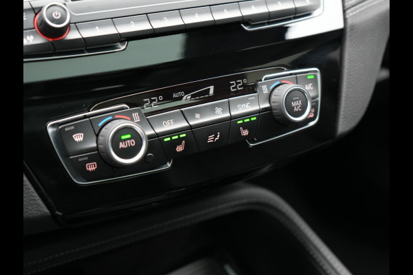 BMW X1 xDrive25e Sportline Plug In Hybrid 222pk Dealer O.H. PHEV | Trekhaak Afn. | Panodak | Head Up | Lederen Sportstoelen Verwarmd | LED Koplampen | Sfeerverlichting | Navigatie | Cruise Control | DAB |