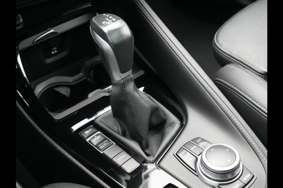 BMW X1 xDrive25e Sportline Plug In Hybrid 222pk Dealer O.H. PHEV | Trekhaak Afn. | Panodak | Head Up | Lederen Sportstoelen Verwarmd | LED Koplampen | Sfeerverlichting | Navigatie | Cruise Control | DAB |