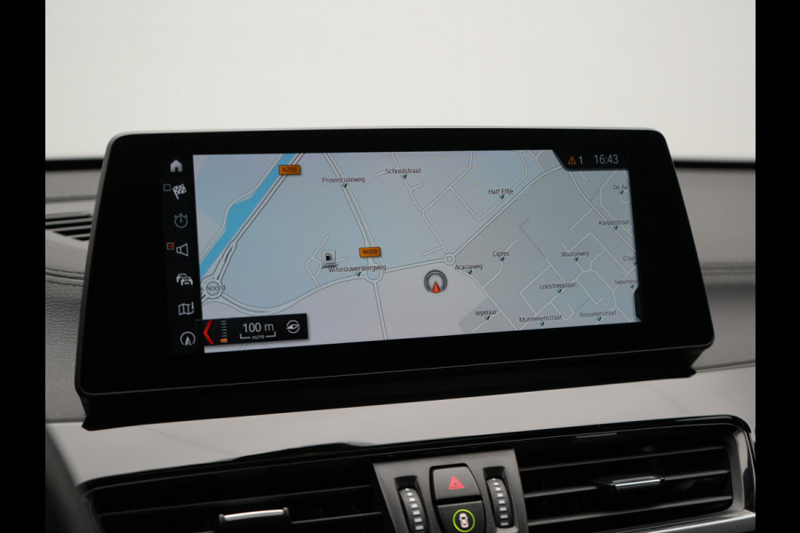 BMW X1 xDrive25e Sportline Plug In Hybrid 222pk Dealer O.H. PHEV | Trekhaak Afn. | Panodak | Head Up | Lederen Sportstoelen Verwarmd | LED Koplampen | Sfeerverlichting | Navigatie | Cruise Control | DAB |