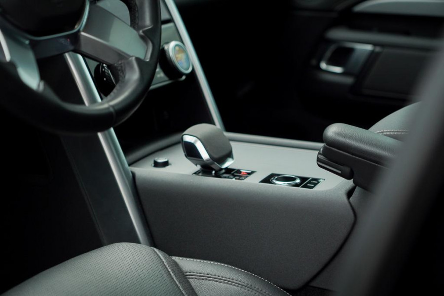 Land Rover Discovery 3.0 D250 R-Dynamic SE / VAN / Pano / Trekhaak / Grijs Kenteken / Excl BTW