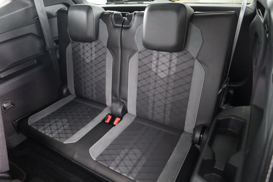 Volkswagen Tiguan Allspace 1.5 TSI R-Line Business 7p. 150 pk DSG | Verlengde garantie | Navigatie | Panoramadak | Parkeersensoren | Adaptieve cruise control | Stoelverwarming | Matrix LED koplampen |