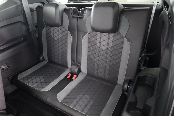 Volkswagen Tiguan Allspace 1.5 TSI R-Line Business 7p. 150 pk DSG | Verlengde garantie | Navigatie | Panoramadak | Parkeersensoren | Adaptieve cruise control | Stoelverwarming | Matrix LED koplampen |