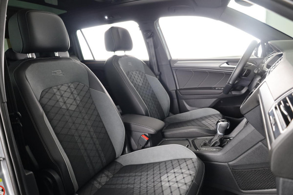 Volkswagen Tiguan Allspace 1.5 TSI R-Line Business 7p. 150 pk DSG | Verlengde garantie | Navigatie | Panoramadak | Parkeersensoren | Adaptieve cruise control | Stoelverwarming | Matrix LED koplampen |