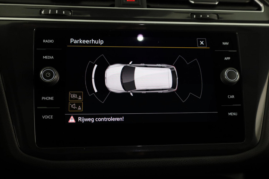Volkswagen Tiguan Allspace 1.5 TSI R-Line Business 7p. 150 pk DSG | Verlengde garantie | Navigatie | Panoramadak | Parkeersensoren | Adaptieve cruise control | Stoelverwarming | Matrix LED koplampen |