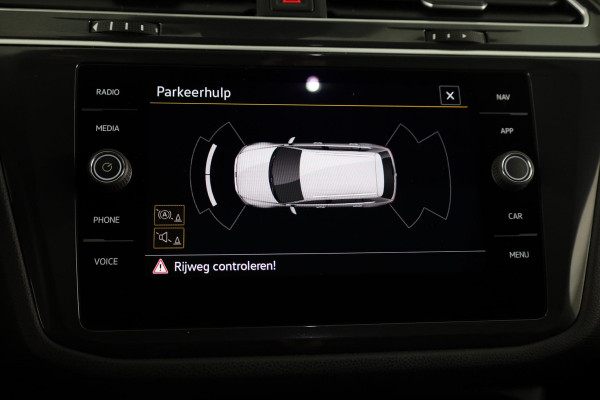 Volkswagen Tiguan Allspace 1.5 TSI R-Line Business 7p. 150 pk DSG | Verlengde garantie | Navigatie | Panoramadak | Parkeersensoren | Adaptieve cruise control | Stoelverwarming | Matrix LED koplampen |