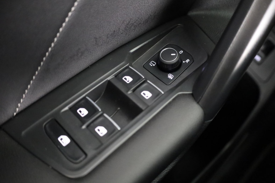 Volkswagen Tiguan Allspace 1.5 TSI R-Line Business 7p. 150 pk DSG | Verlengde garantie | Navigatie | Panoramadak | Parkeersensoren | Adaptieve cruise control | Stoelverwarming | Matrix LED koplampen |