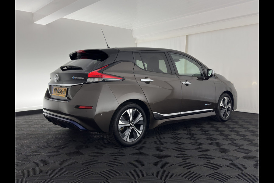 Nissan Leaf Tekna 40 kWh { SOH-92% } (INCL-BTW ) *LUXURY-LEATHER | FULL-LED | KEYLESS | NAVI-FULLMAP | BLIND-SPOT | DAB+ | HEATED-COMFORTSEATS | DIGI-COCKPIT | PRIVACY-GLASS | TOPVIEW-CAMERA | 17"ALU*