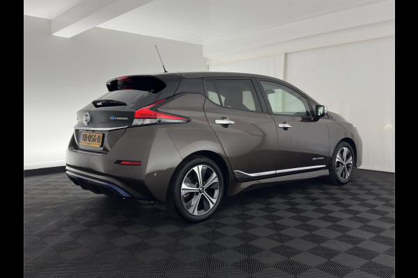 Nissan Leaf Tekna 40 kWh { SOH-92% } (INCL-BTW ) *LUXURY-LEATHER | FULL-LED | KEYLESS | NAVI-FULLMAP | BLIND-SPOT | DAB+ | HEATED-COMFORTSEATS | DIGI-COCKPIT | PRIVACY-GLASS | TOPVIEW-CAMERA | 17"ALU*