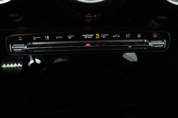 Mercedes-Benz CLA-Klasse 250 e Business Solution AMG Limited (PANORAMADAK, SFEERVERLICHTING, STOELVERWARMING, ACHTERUITRIJCAMERA)