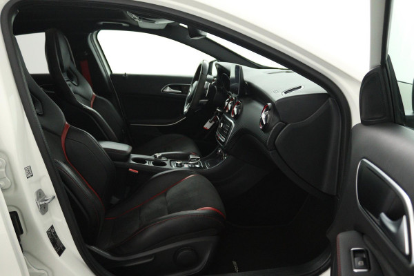 Mercedes-Benz A-Klasse AMG 45 4MATIC (PANORAMADAK, AERO PAKKET, KUIPSTOELEN, STOELVERWARMING, CAMERA, DEALER ONDERHOUDEN)