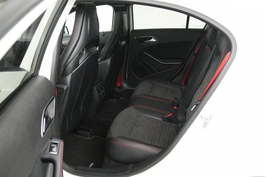 Mercedes-Benz A-Klasse AMG 45 4MATIC (PANORAMADAK, AERO PAKKET, KUIPSTOELEN, STOELVERWARMING, CAMERA, DEALER ONDERHOUDEN)