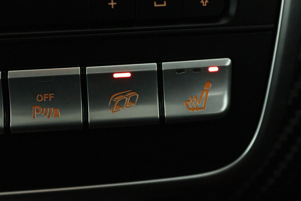 Mercedes-Benz A-Klasse AMG 45 4MATIC (PANORAMADAK, AERO PAKKET, KUIPSTOELEN, STOELVERWARMING, CAMERA, DEALER ONDERHOUDEN)