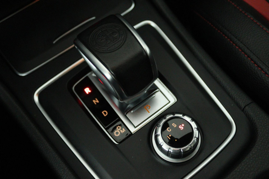 Mercedes-Benz A-Klasse AMG 45 4MATIC (PANORAMADAK, AERO PAKKET, KUIPSTOELEN, STOELVERWARMING, CAMERA, DEALER ONDERHOUDEN)