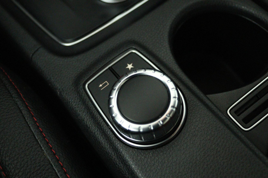 Mercedes-Benz A-Klasse AMG 45 4MATIC (PANORAMADAK, AERO PAKKET, KUIPSTOELEN, STOELVERWARMING, CAMERA, DEALER ONDERHOUDEN)