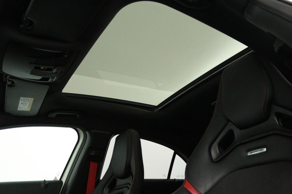 Mercedes-Benz A-Klasse AMG 45 4MATIC (PANORAMADAK, AERO PAKKET, KUIPSTOELEN, STOELVERWARMING, CAMERA, DEALER ONDERHOUDEN)