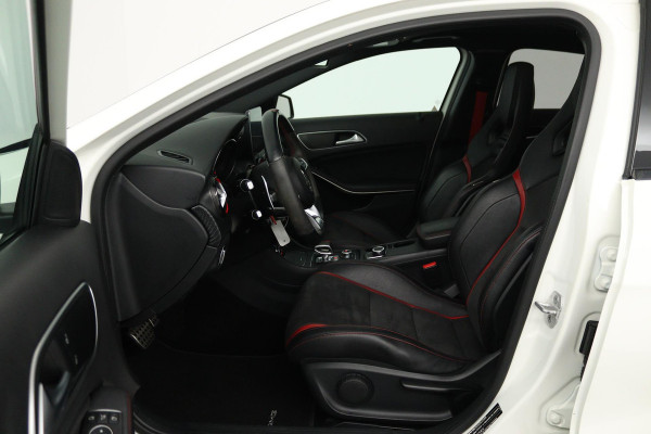 Mercedes-Benz A-Klasse AMG 45 4MATIC (PANORAMADAK, AERO PAKKET, KUIPSTOELEN, STOELVERWARMING, CAMERA, DEALER ONDERHOUDEN)