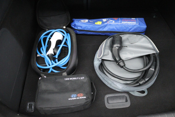 Hyundai IONIQ Premium EV (PANORAMADAK, STOEL/STUUR VERWARMING, CAMERA, ELEKTR STOELEN, NAVIGATIE, PARKEERSENSOREN)