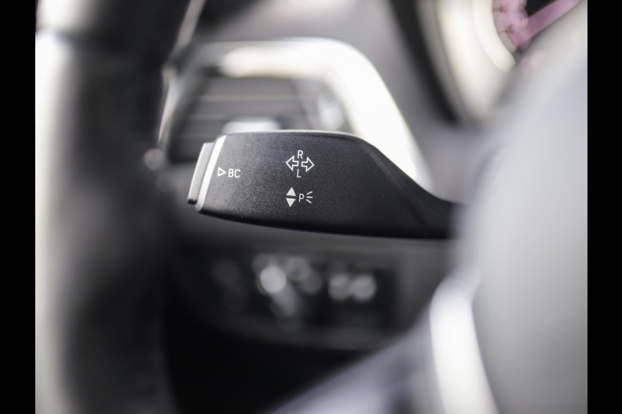 BMW 1-serie 118i Corporate Lease Executive | M-Sport | Shadowline | Leder | Stoelverw. | 18" LM