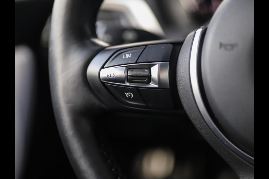 BMW 1-serie 118i Corporate Lease Executive | M-Sport | Shadowline | Leder | Stoelverw. | 18" LM