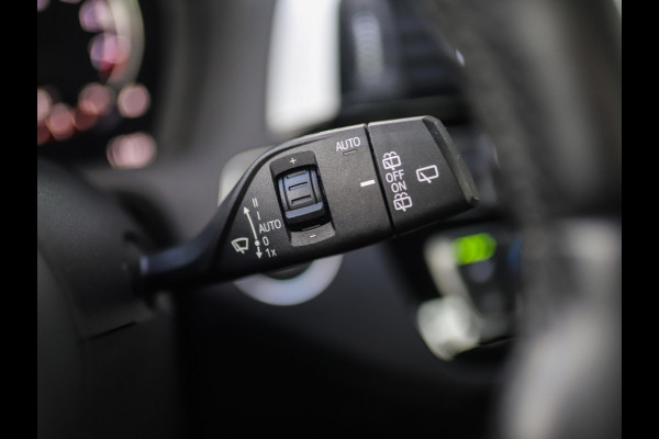 BMW 1-serie 118i Corporate Lease Executive | M-Sport | Shadowline | Leder | Stoelverw. | 18" LM