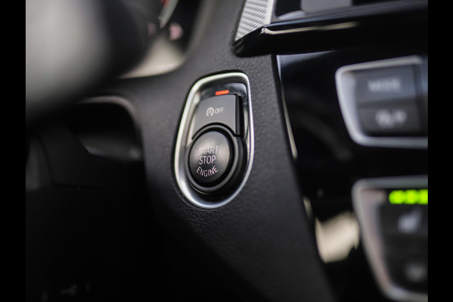 BMW 1-serie 118i Corporate Lease Executive | M-Sport | Shadowline | Leder | Stoelverw. | 18" LM