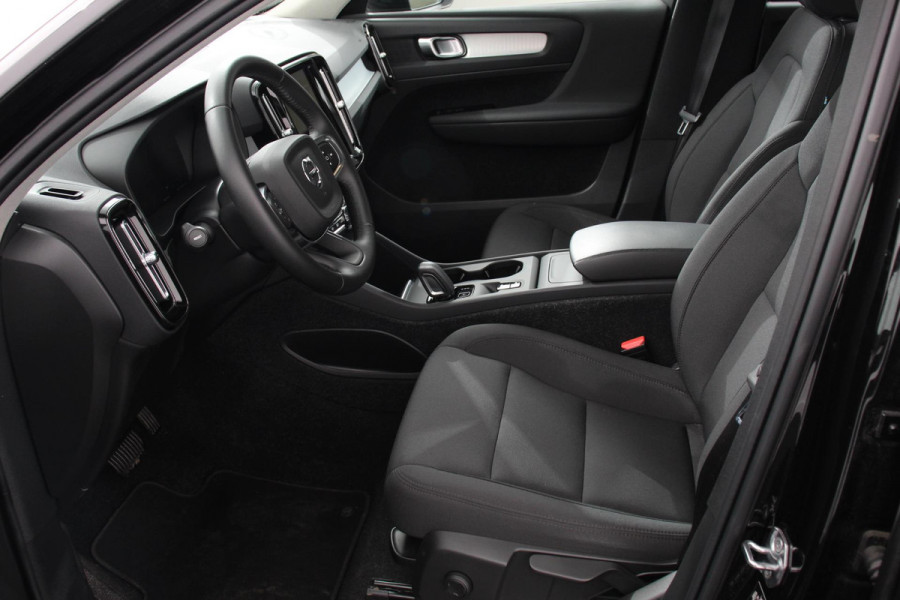 Volvo XC40 1.5 T3 163pk Automaat Momentum Navigatie Apple Carplay/Android Auto Stoelverwarming Parkeersensoren Adaptive Cruise Control Virtual Cockpit LED kop- en mistlampen Draadloos laden Sensus Connect met High Performance Sound