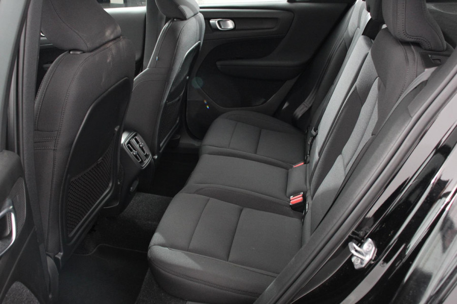 Volvo XC40 1.5 T3 163pk Automaat Momentum Navigatie Apple Carplay/Android Auto Stoelverwarming Parkeersensoren Adaptive Cruise Control Virtual Cockpit LED kop- en mistlampen Draadloos laden Sensus Connect met High Performance Sound