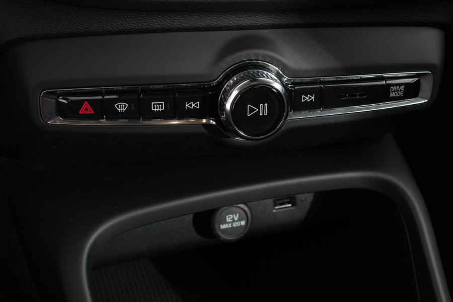 Volvo XC40 1.5 T3 163pk Automaat Momentum Navigatie Apple Carplay/Android Auto Stoelverwarming Parkeersensoren Adaptive Cruise Control Virtual Cockpit LED kop- en mistlampen Draadloos laden Sensus Connect met High Performance Sound