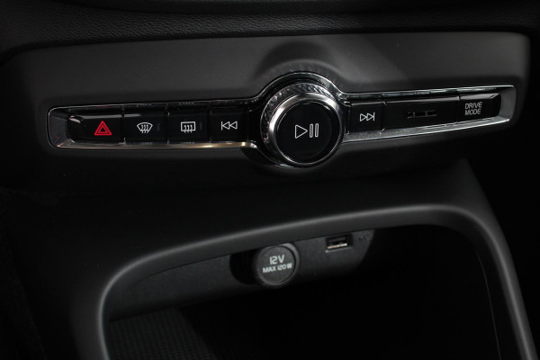 Volvo XC40 1.5 T3 163pk Automaat Momentum Navigatie Apple Carplay/Android Auto Stoelverwarming Parkeersensoren Adaptive Cruise Control Virtual Cockpit LED kop- en mistlampen Draadloos laden Sensus Connect met High Performance Sound