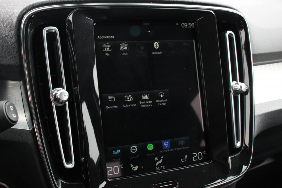 Volvo XC40 1.5 T3 163pk Automaat Momentum Navigatie Apple Carplay/Android Auto Stoelverwarming Parkeersensoren Adaptive Cruise Control Virtual Cockpit LED kop- en mistlampen Draadloos laden Sensus Connect met High Performance Sound