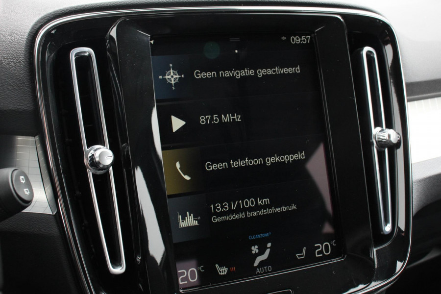 Volvo XC40 1.5 T3 163pk Automaat Momentum Navigatie Apple Carplay/Android Auto Stoelverwarming Parkeersensoren Adaptive Cruise Control Virtual Cockpit LED kop- en mistlampen Draadloos laden Sensus Connect met High Performance Sound