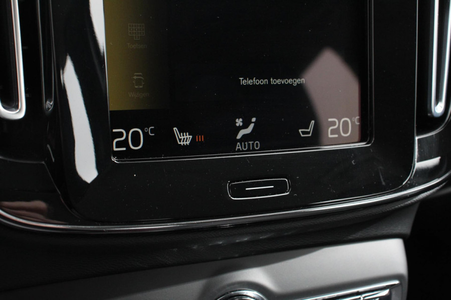 Volvo XC40 1.5 T3 163pk Automaat Momentum Navigatie Apple Carplay/Android Auto Stoelverwarming Parkeersensoren Adaptive Cruise Control Virtual Cockpit LED kop- en mistlampen Draadloos laden Sensus Connect met High Performance Sound