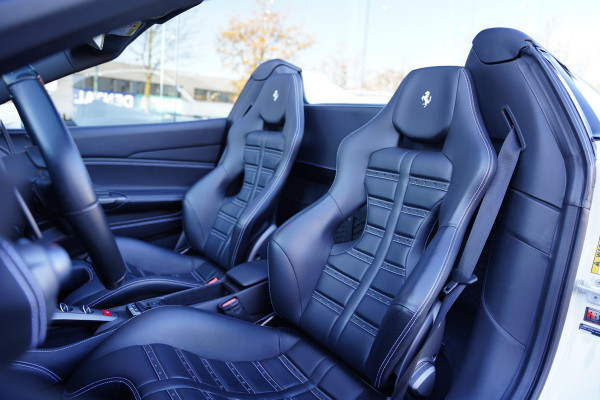 Ferrari 488 3.9 Spider HELE Passenger Display Carbon Lifting