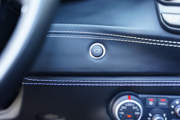 Ferrari 488 3.9 Spider HELE Passenger Display Carbon Lifting
